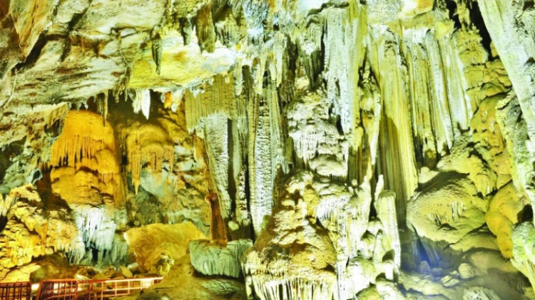 A caverna de Tien Son